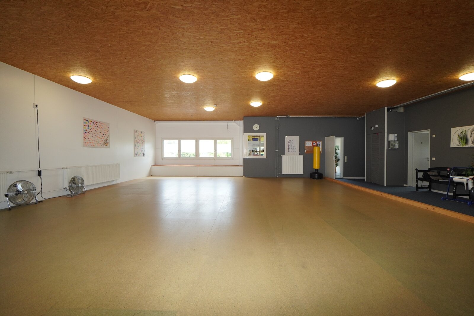 Gut ausgestattete Halle in Herrlishöfen bei Warthausen