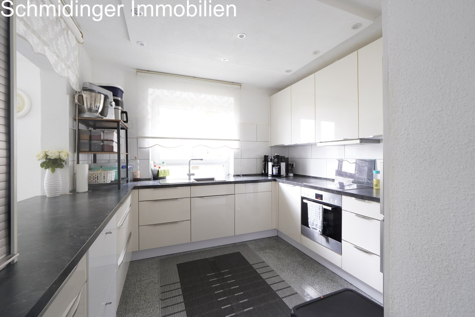 Großzügiges 3-Familienhaus mit stilvollem Nebengebäude im Wald