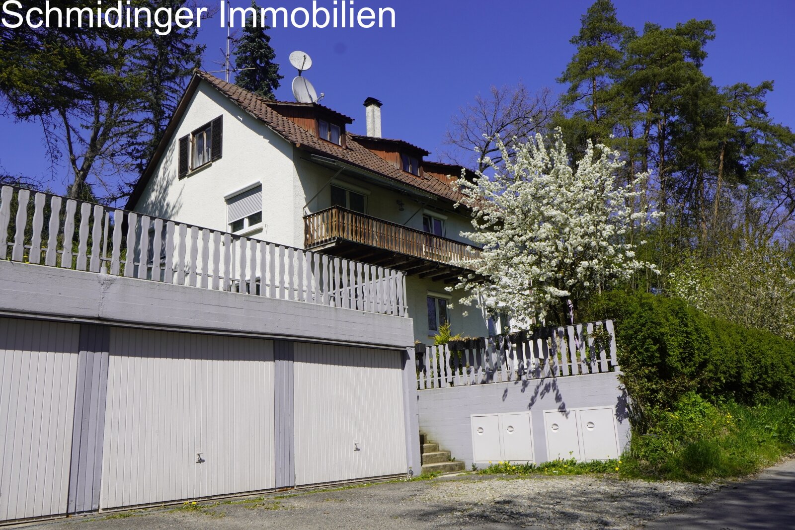 Großzügiges 3-Familienhaus mit stilvollem Nebengebäude im Wald