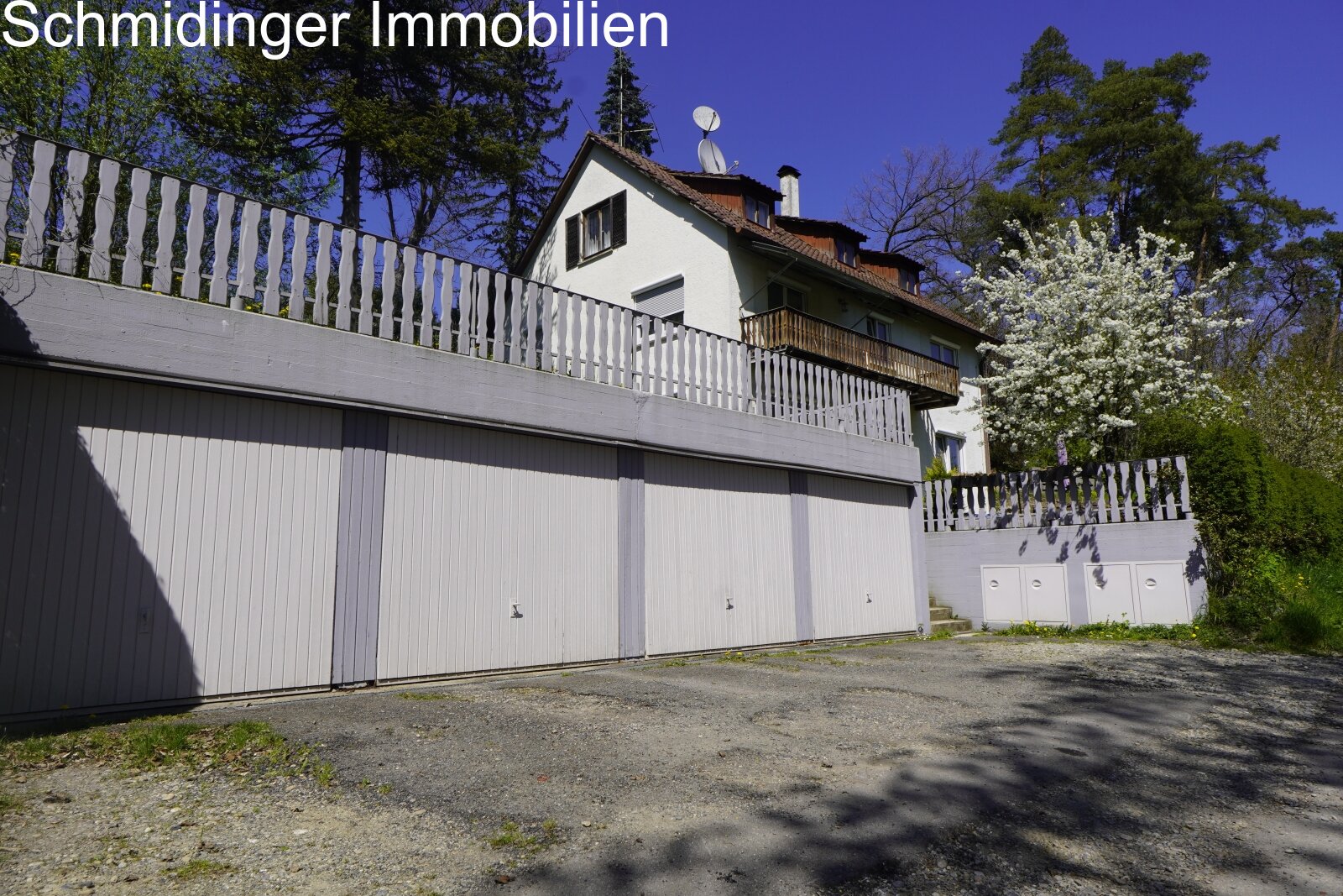 Großzügiges 3-Familienhaus mit stilvollem Nebengebäude im Wald