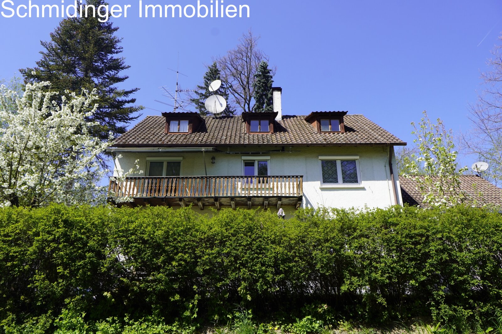 Großzügiges 3-Familienhaus mit stilvollem Nebengebäude im Wald