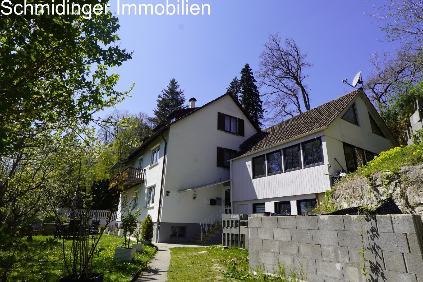 Großzügiges 3-Familienhaus mit stilvollem Nebengebäude im Wald