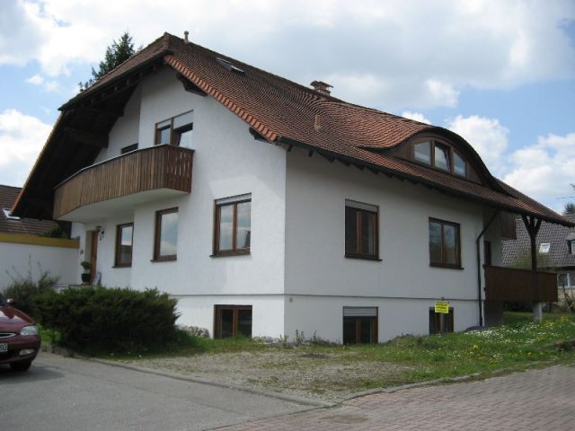 Birkenhard: Familiengerechtes  Zweifamilienhaus mit Wohnkultur 