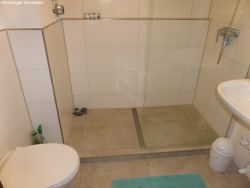 Badzimmer mit begehbarer Dusche