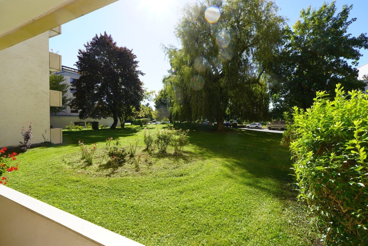 Sicht zur Außenanlage Sicht zur Außenanlage